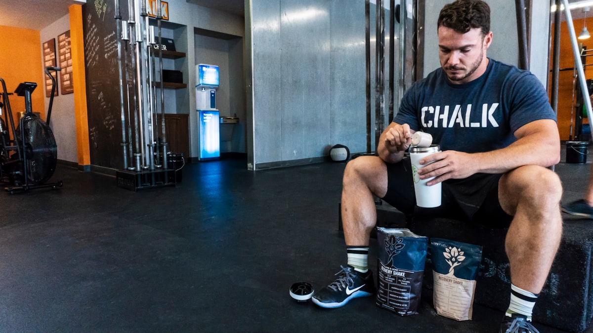 Homme préparant son repas de musculation